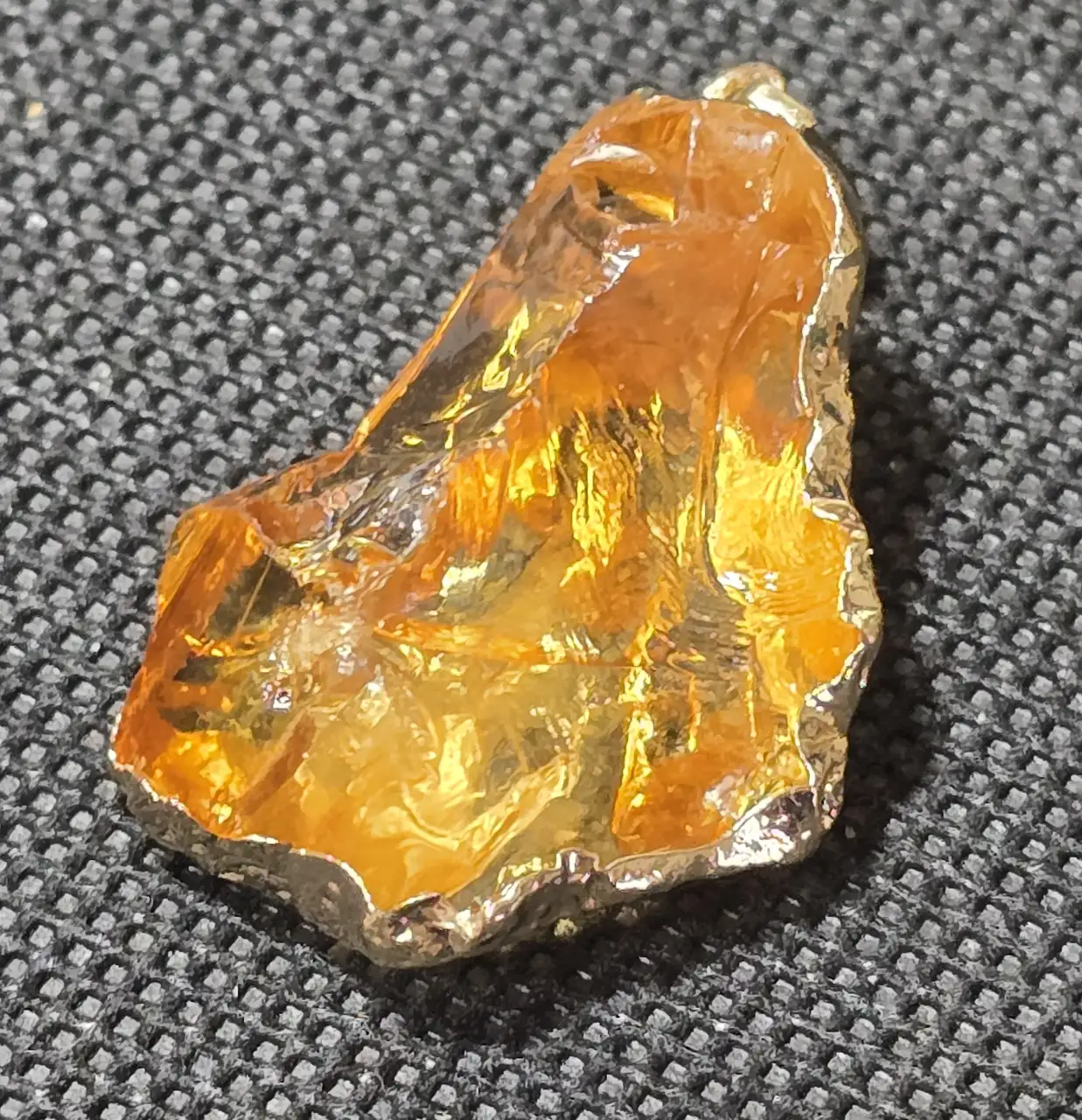 תליון קריסטל טבעי עם מסגרת מתכת מצופה עלי זהב