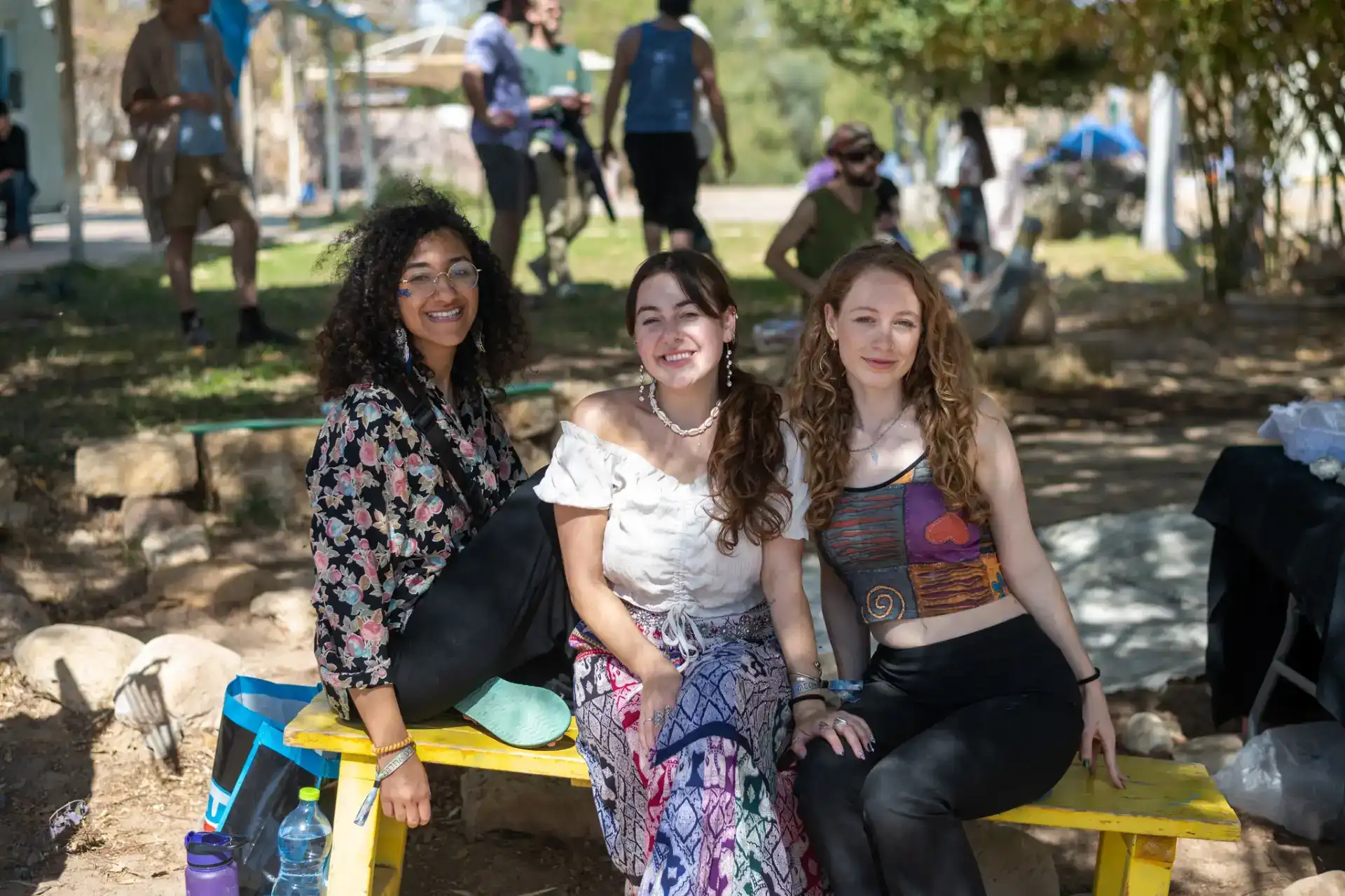 אזור קמפינג עם מקלחות ושטח מקורה