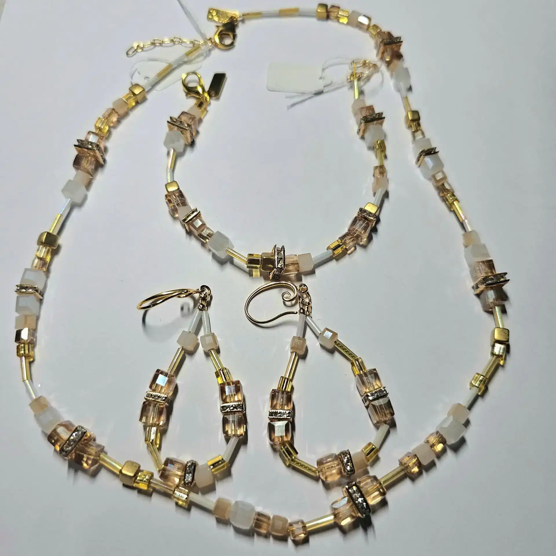 שילוב בין אופנה לאומנות – איך נולדים תכשיטים בעבודת יד