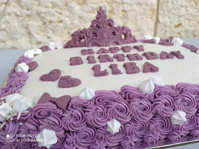 עוגה מעוצבת  בקצפת מרובעת בעיצוב אישי ❤️