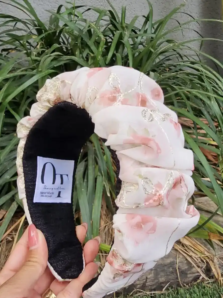 קשת פרחים ורודים עם רקמה בזהב