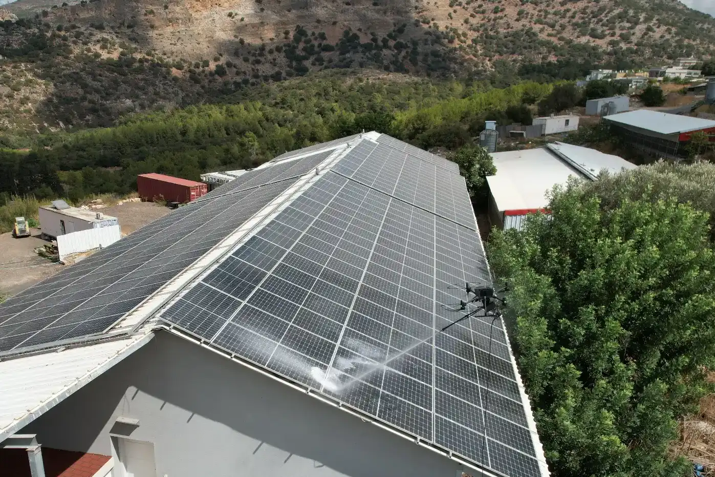 ניקוי פאנלים סולאריים באמצעות רחפן – חדשנות שמייצרת אנרגיה נקייה ויעילה