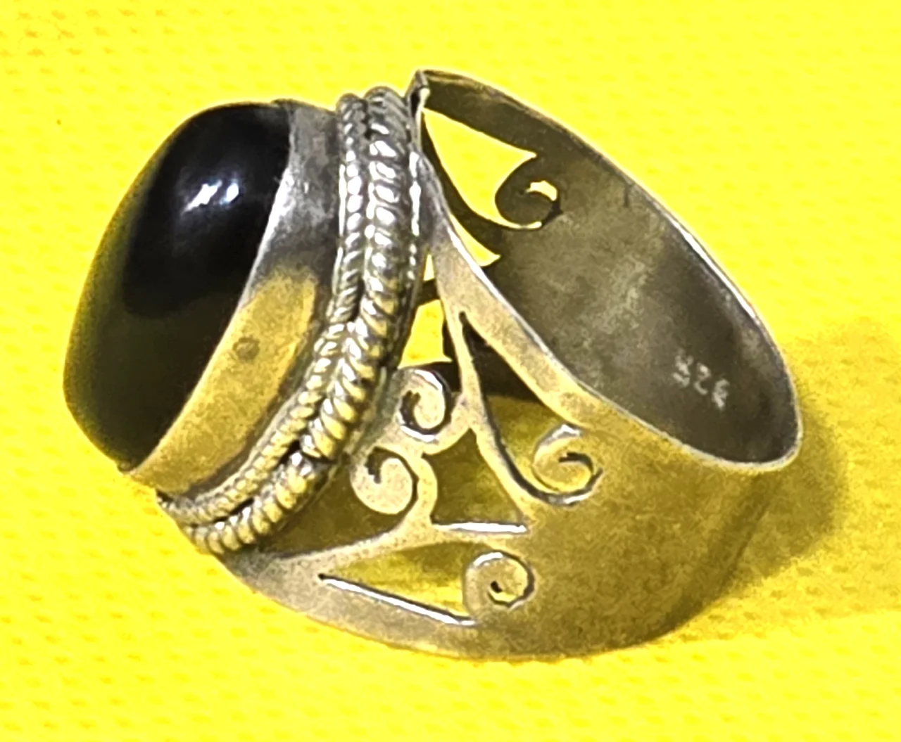 טבעת מעצבים רחבה ומרשימה כסף סטרלינג 925 חתום ראש הטבעת משובץ בתוך במה אובלית באבן אוניקס בליטוש קבושון מידה 7 משקל 6.5 גרם