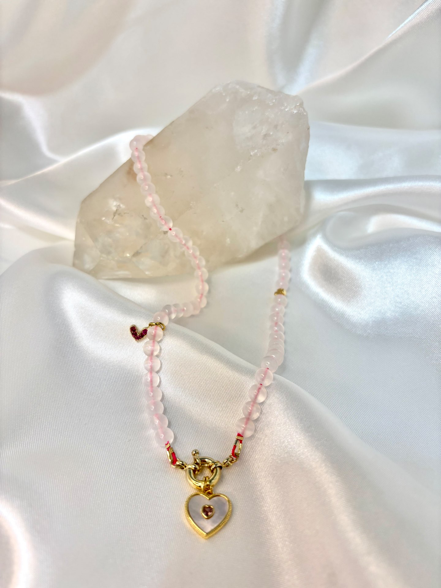 הילה – שרשרת מאבני רוזקוורץ ורודות