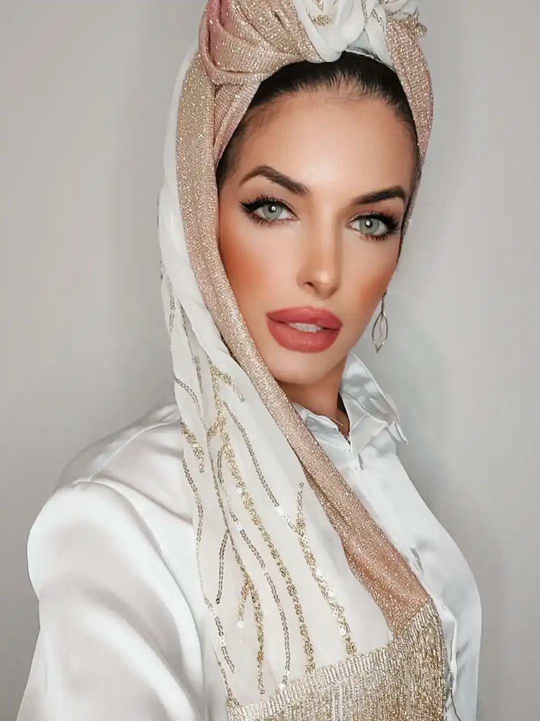 מטפחת אושרת לבן עם זהב כהה