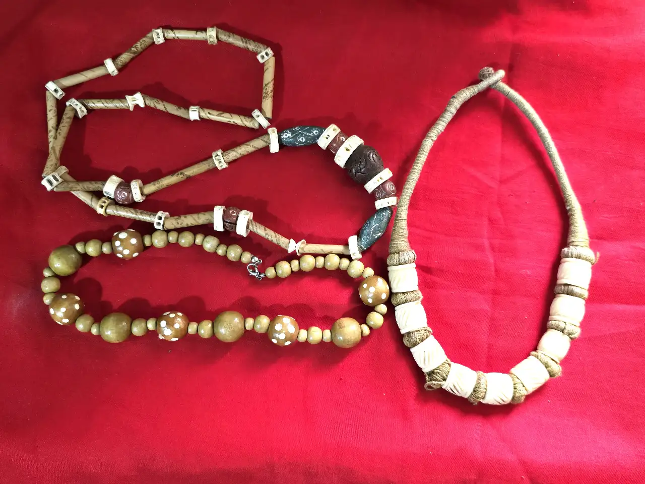 לוט של 3 שרשראות לצוואר מעץ אבל יפות