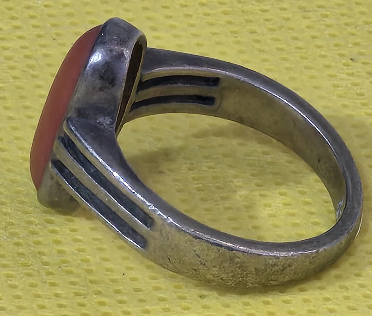 טבעת כסף וינטג' איכותית משובצת אבן קורל אדום טבעי. חתומה 925. מידה: 7 אורך העיטור הקדמי כ- 15 מ"מ משקל: 4.50 גרם