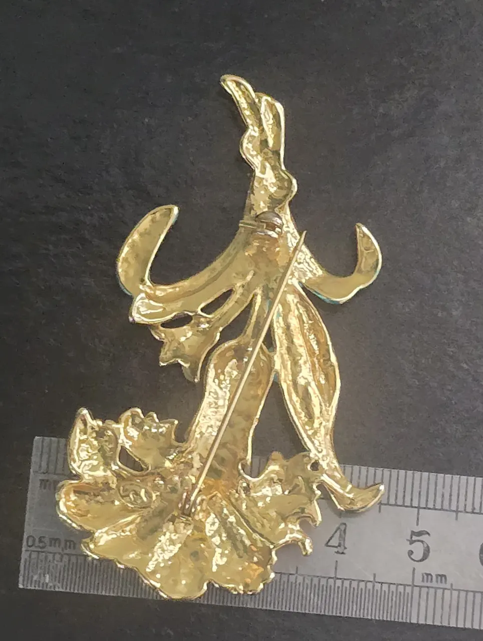 סיכה וינט'ג מיוחדת הפרח צבוע באמייאל ירוק וורוד וציפוי זהב