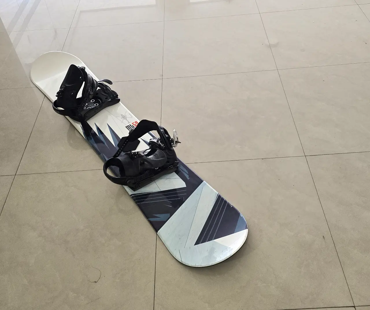 גלשן שלג(snowboard) הכולל בנדאז'ם(תופסני נעלים) זהו ציודספורט המיועד לגלישה במורדות הרים מושלגים דגםMT 59W TURL 159 XWN