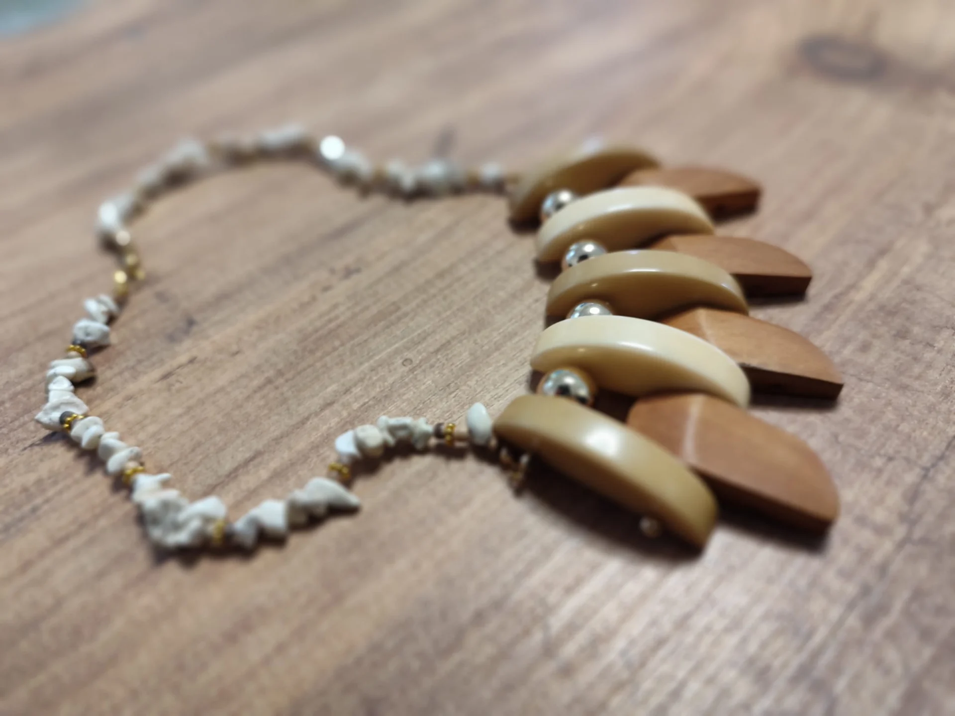 תכשיט עשוי מבקליט עץ ואבן חן