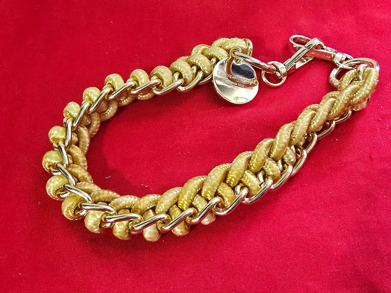 שרשרת בעיצוב קלוע(צמה) צמה עבה וכוללת תליון עגול