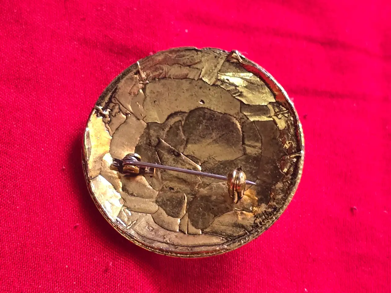 סיכה לבגד מהממת קריסטלים של סברובסקי קוטר הסיכה 4.5 ס'מ