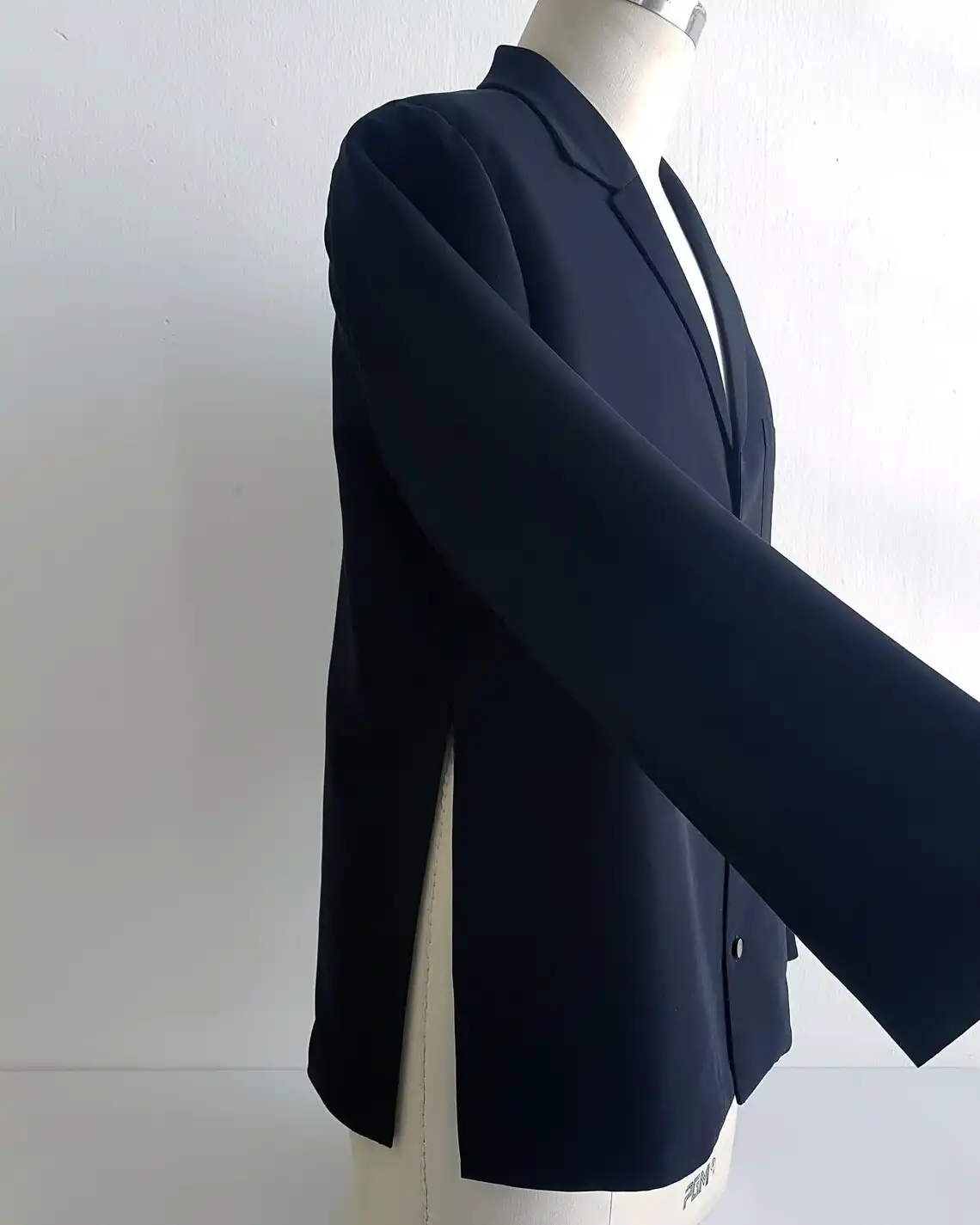 חולצת קופרו שחורה לגברים: גזרה אוברסייז, שרוול ארוך, מכופתרת