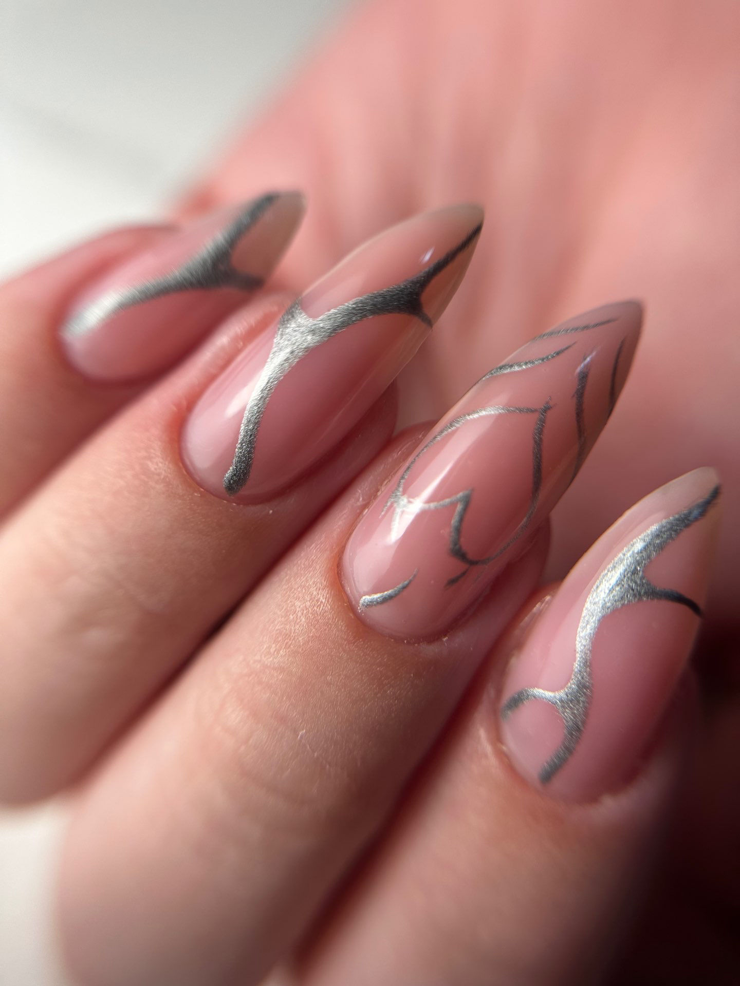 מילוי בג׳ל לחיזוק הציפורן הטבעית וציורים בג׳ל