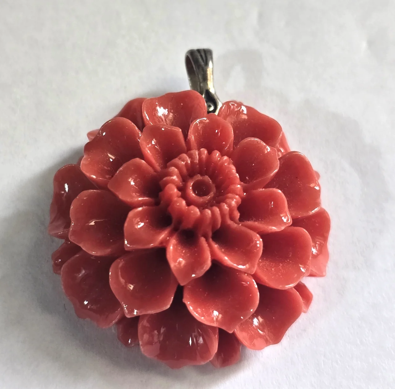 תליון וזוג עגילים עשויים קורל סינטטי בצורת פרחים, סוגרים עשויים כסף 925, קוטר התליון 34 מ"מ, קוטר העגלים 20 מ"מ