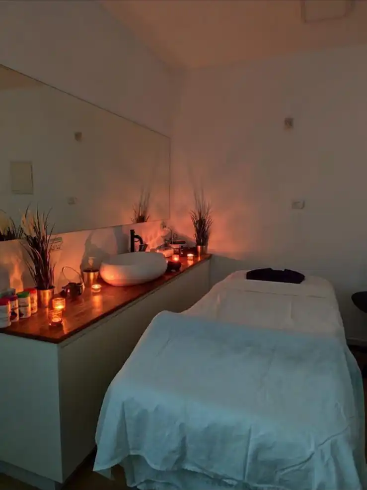 עיסוי מפנק מקצועי ומרגיע לגבר ולאישה ע״י מטפלת או  מטפל לבחירתך בקליניקה או לבית הלקוח בכל הארץ 