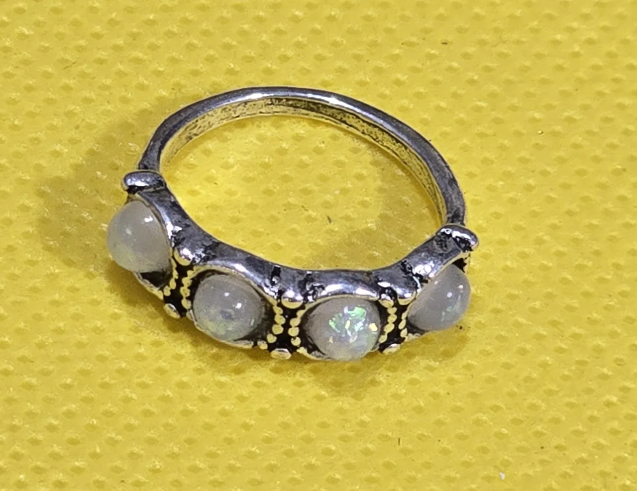 טבעת כסף משובצת באבן אופל.מידה 5