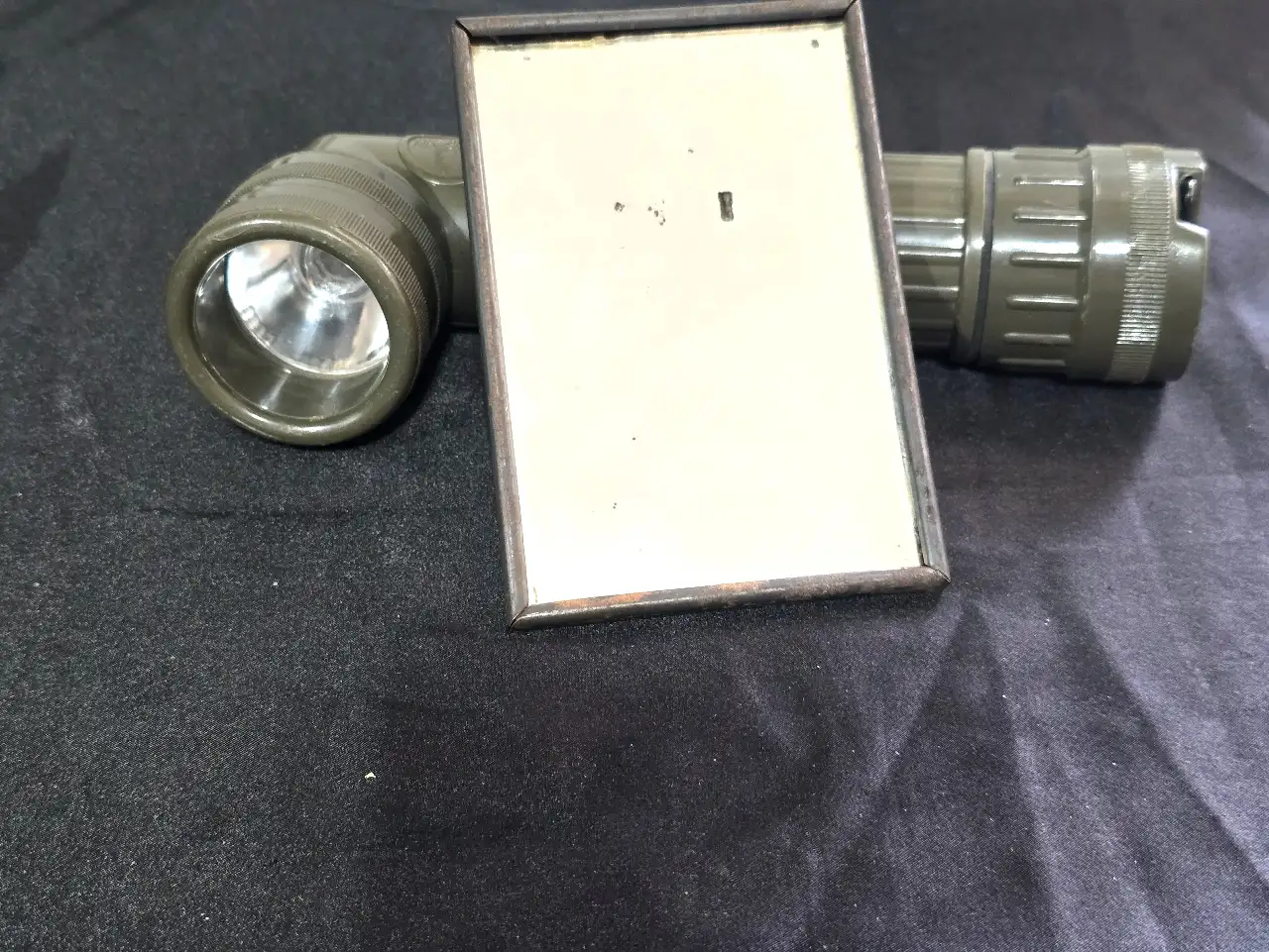 פנס צבאי אטום למים ומראת שטח צבאית וינטאג תוצרת הארץ חתום מאחור פריטים מיוחדים ונוסטלגים במצב מצויין גובה הפנס 20 ס"מ.