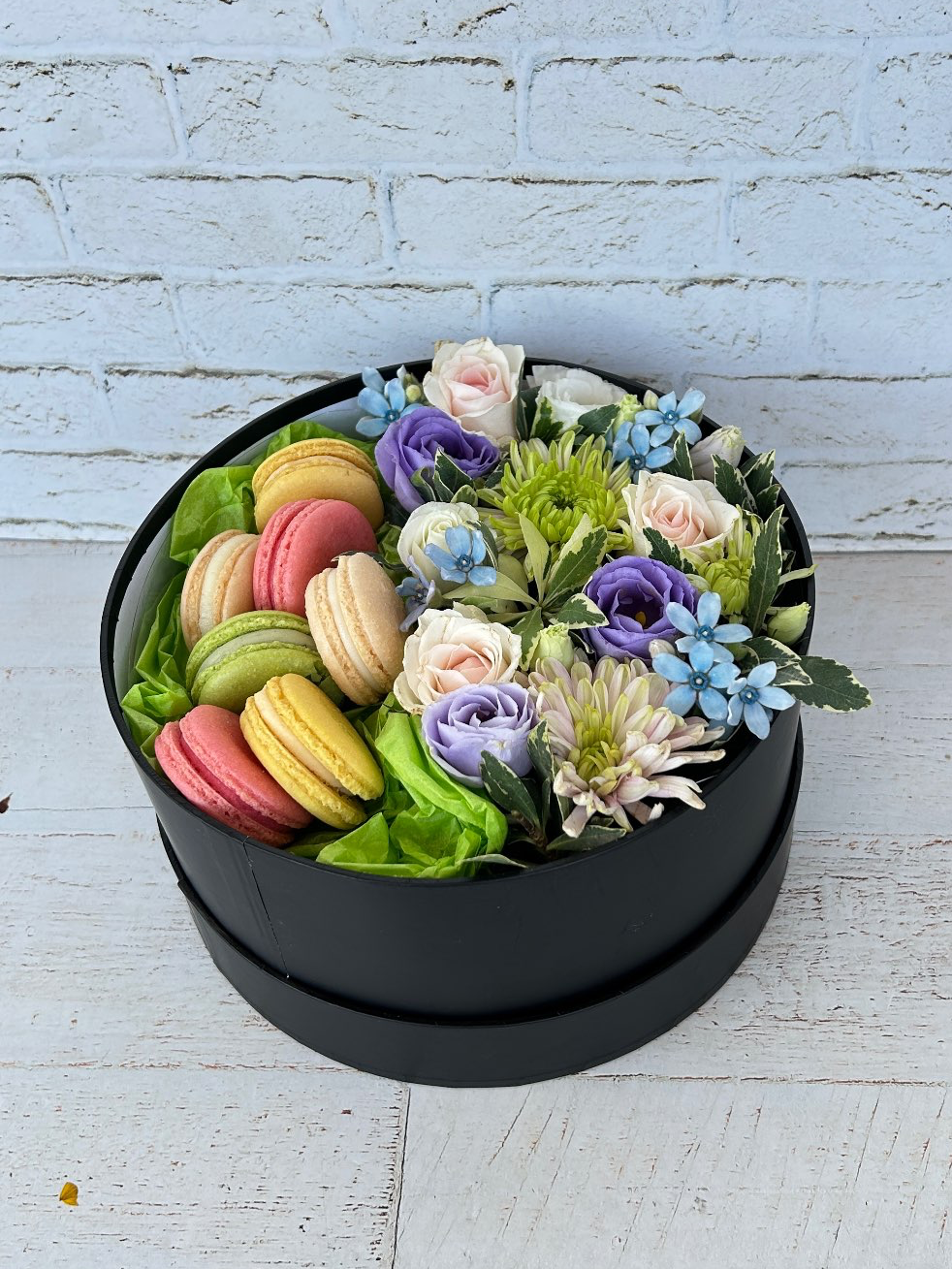 קופסת פרחים ומקרונים 250₪