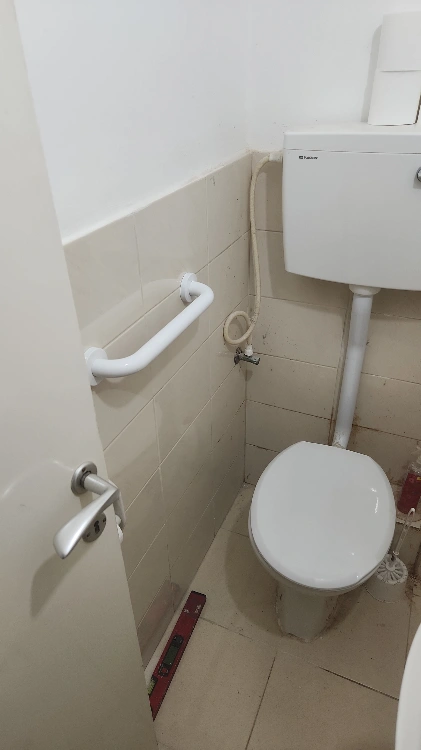 התקנת אביזרי פרזול ומוצרי נוי 