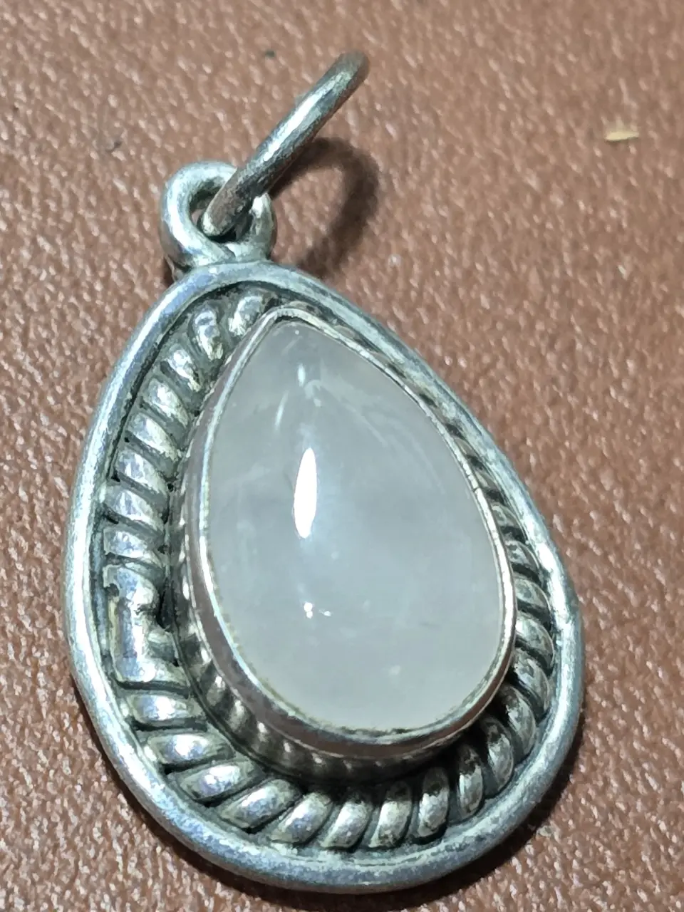 תליון כסף 925 חתום עם שיבוץ אבן קוארץ חלבי מידות 2X1.5 ס"מ