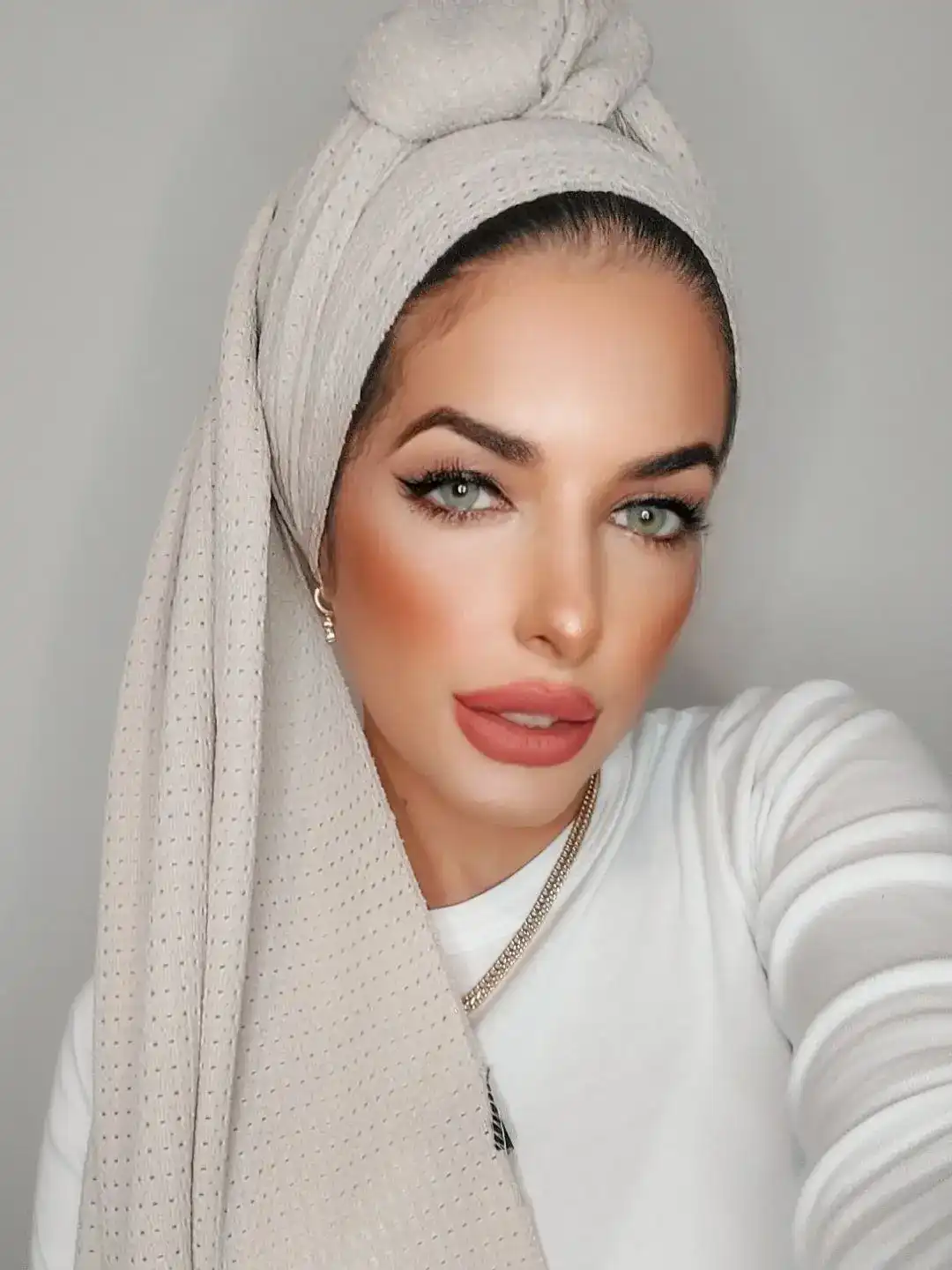 מטפחות סריג ג'קארד בשילוב דנטל 