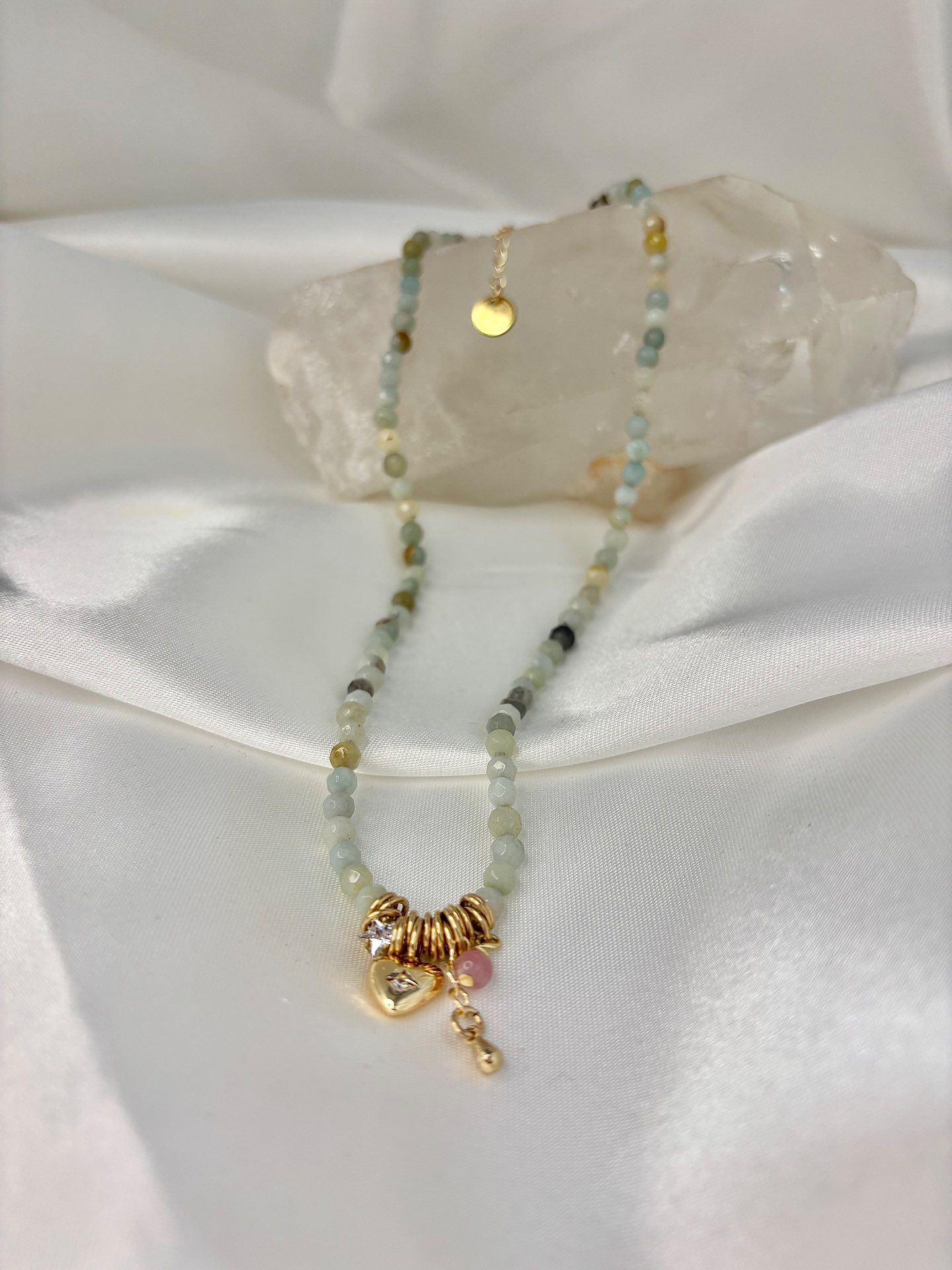 שלי – שרשרת מאבני אמזונייט עם נגיעה של טורמלין ורוד