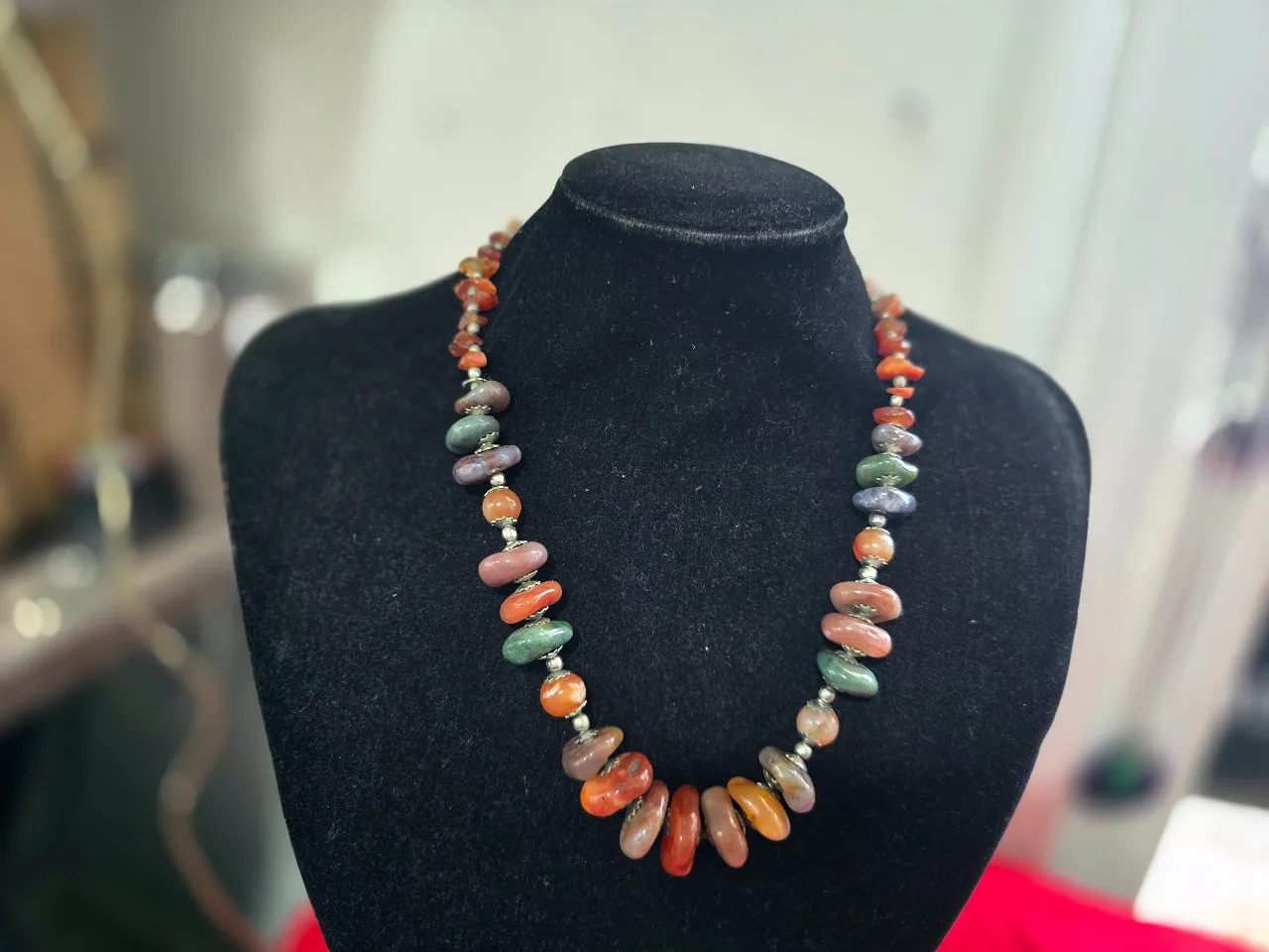 שרשרת מהממת עשויה מאבני אגת צבעוניים