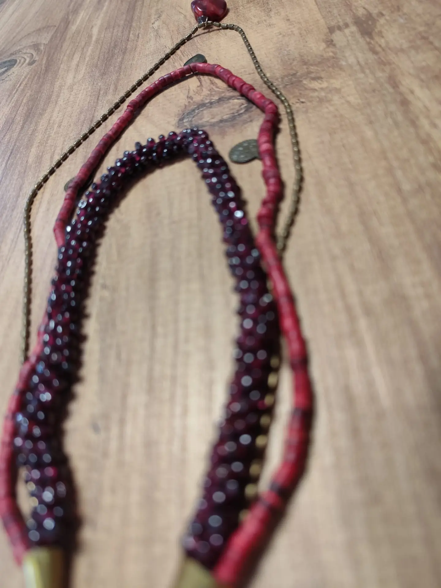 אבן חן (גרנט) עם חרוזי עץ וטרמופלסטיק