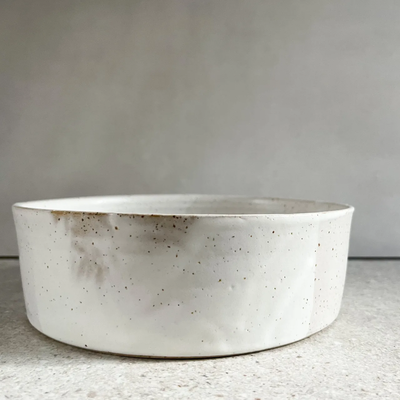 קערת הגשה לבנה מנומשת M