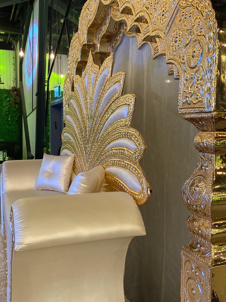 כורסא עם גשר וכלי נוי