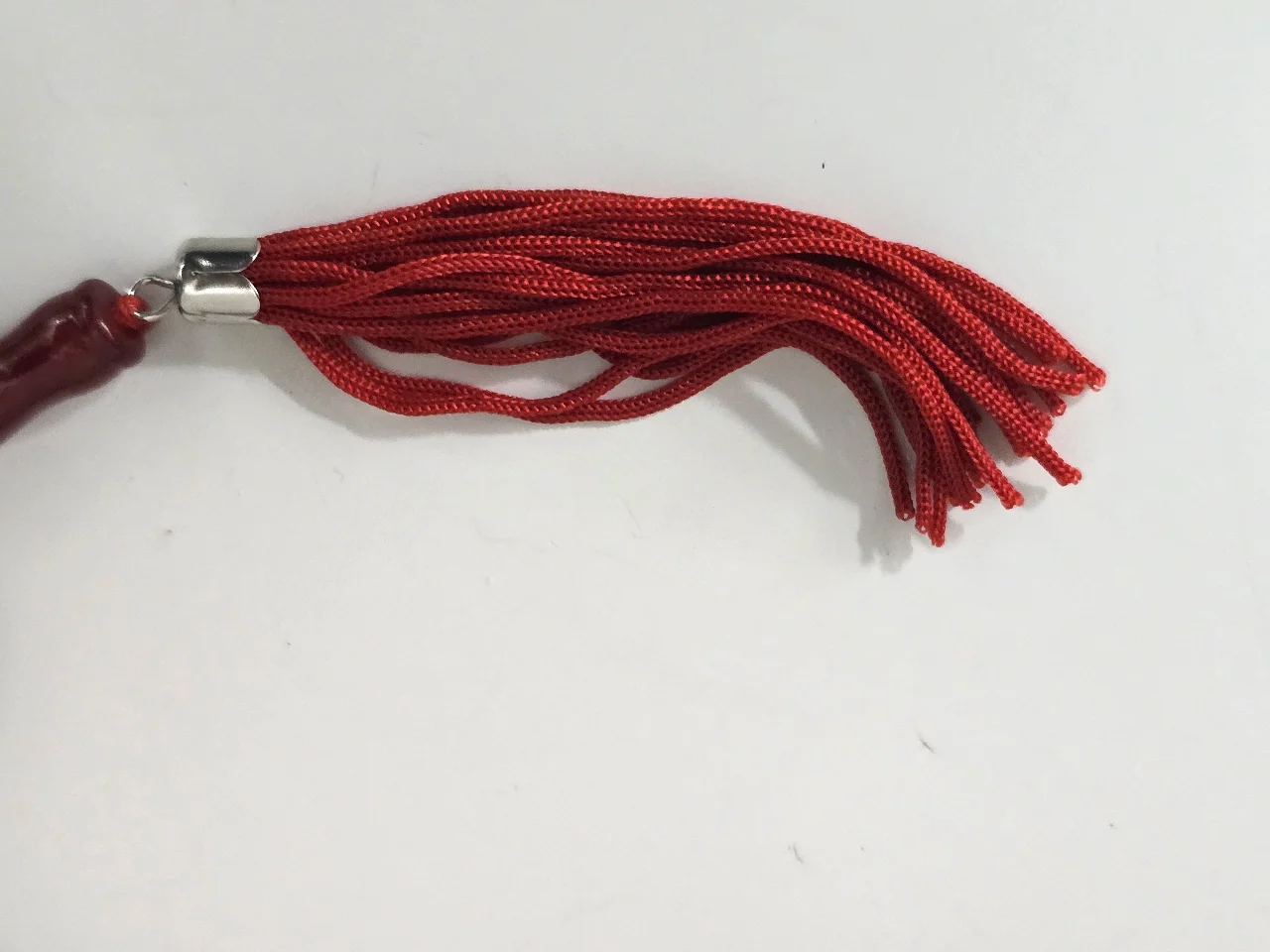 שרשרת מסבחה ישנה עשויה 33 חרוזי זכוכית דמויי ענבר. אורך פתוח כ-45 ס"מ