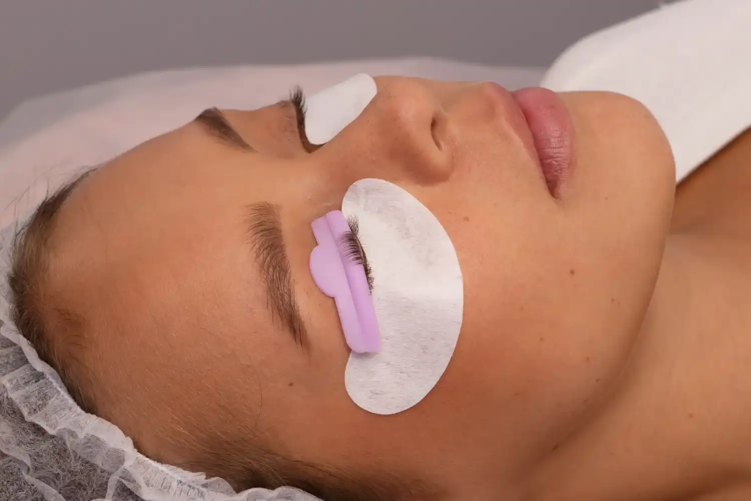 כל מה שצריך לדעת על הרמת ריסים