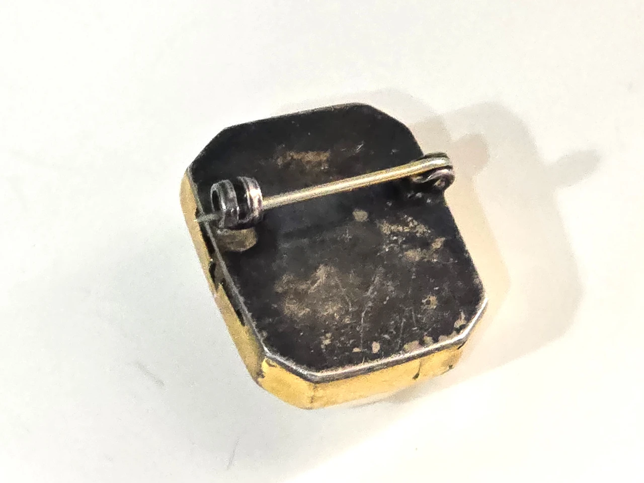 סיכת כסף וקמאו עתיקה, אורך 25 מ"מ