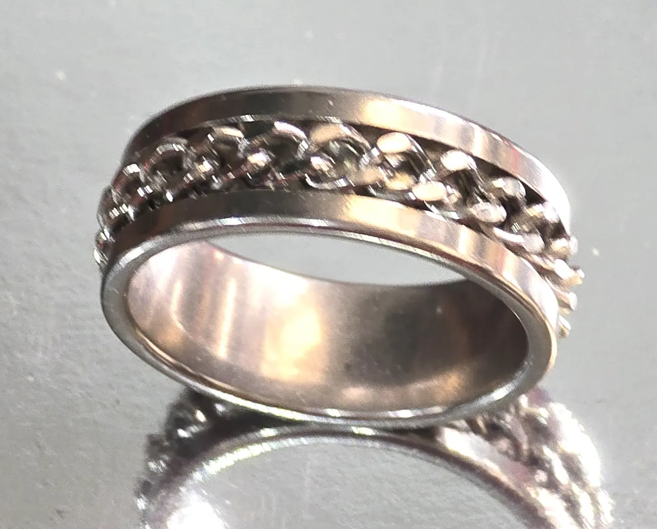 טבעת פלדת אל-חלד מידה 9.5\10 הטבעת בציפוי כסף ובמרכז טבעת מסתובבת