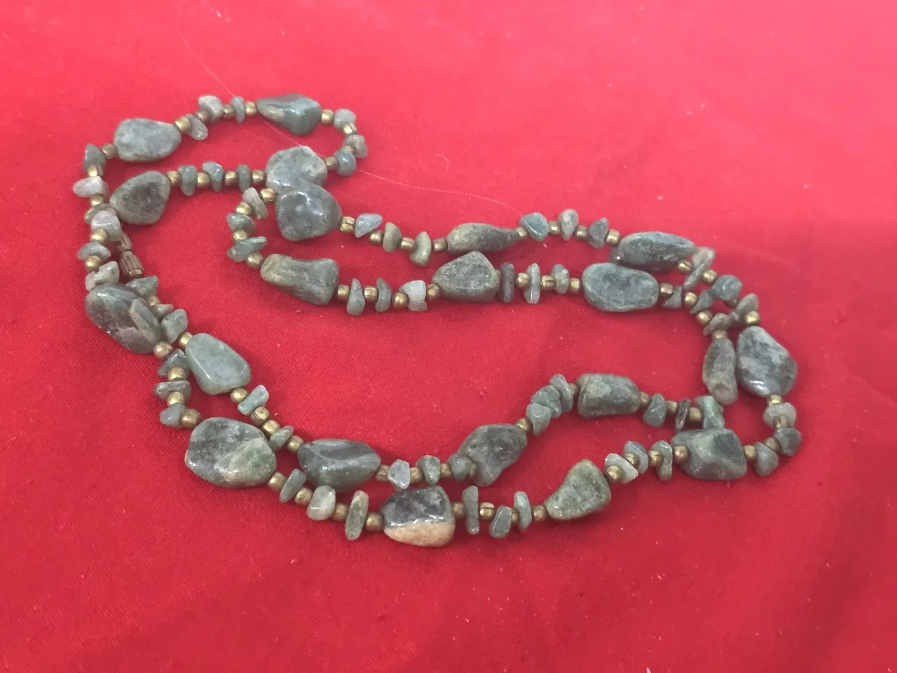 מחרוזה עם אבנים טבעיות אבני אגת בגוון ירוק