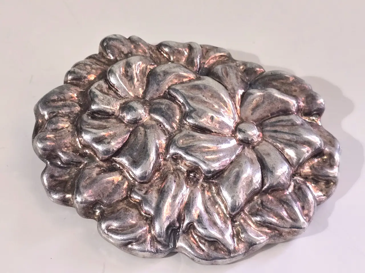 סיכה עתיקה וגדולה בעיצוב פרחוני ידני - וחתומה 925 סיכה מרשימה בעבודת יד,