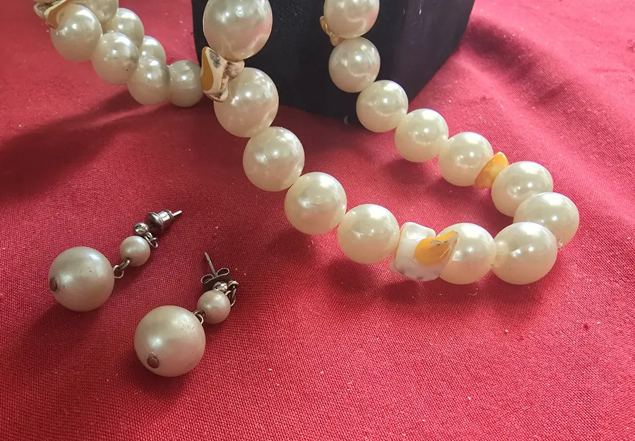 סט מהמם שרשרת עם חרוזים עגולים דמוי פנינים ישנם אלמנטים של אבן בין הפנינים ובנוסף זוג עגילים