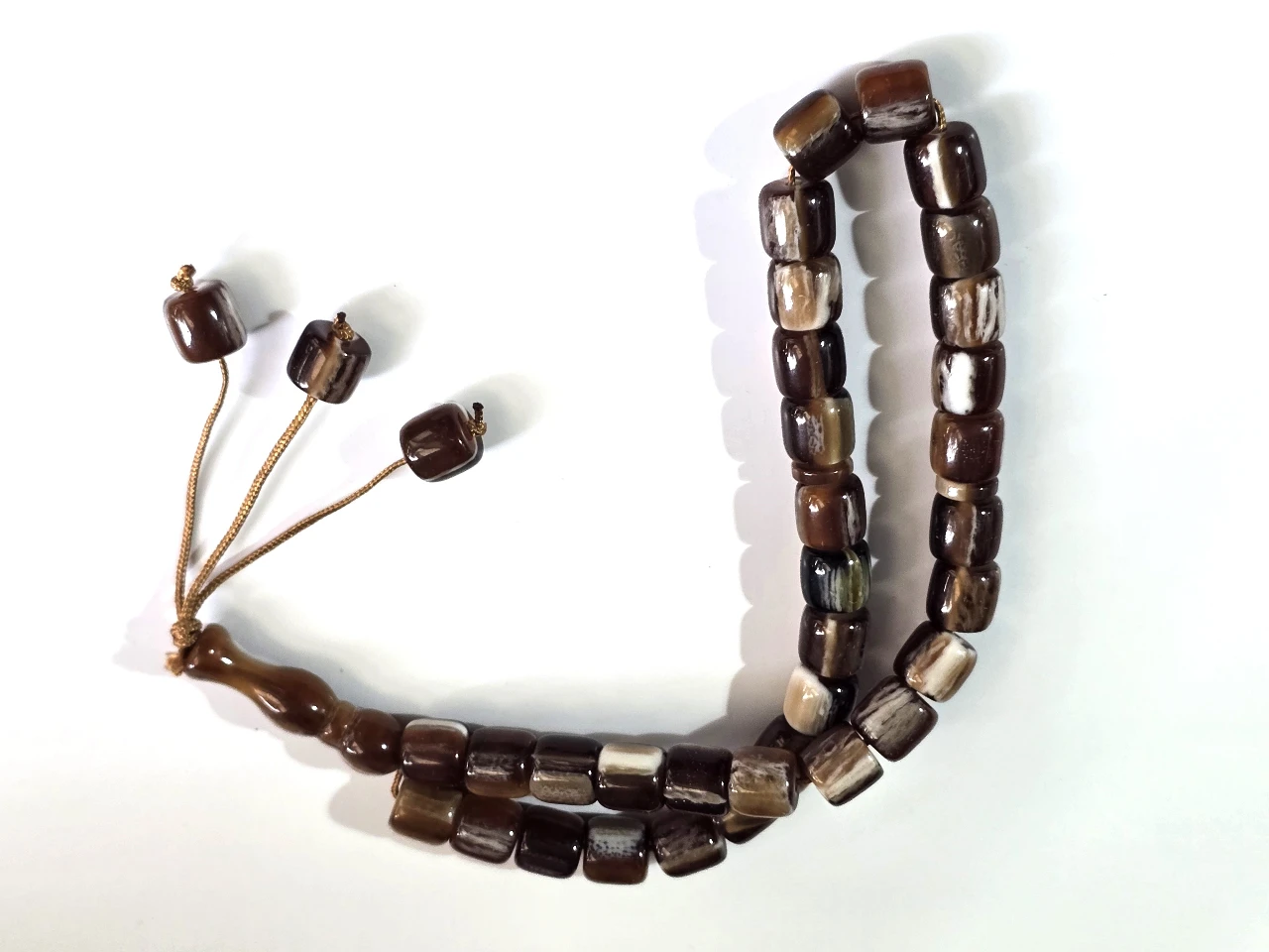 Tesbih מחרוזת תפילה איסלאמית מסבחה, טסביה, 33 חרוזי תפילה מסורתיים קלאסיים, עם מפרידים, מסתיימת ב"אימאם" (החלק המאורך בקצה) ו 3 חרוזים קינטיים.  טסביח מחרוזת תפילה, מסבחה איסלמית, בעיצוב מסורתי, עם דיסקיות הפרדה כל 11 חרוזים.   החרוזים עשויים דמוי אגת.  אורך כללי 32 ס"מ.  מצב מושלם.