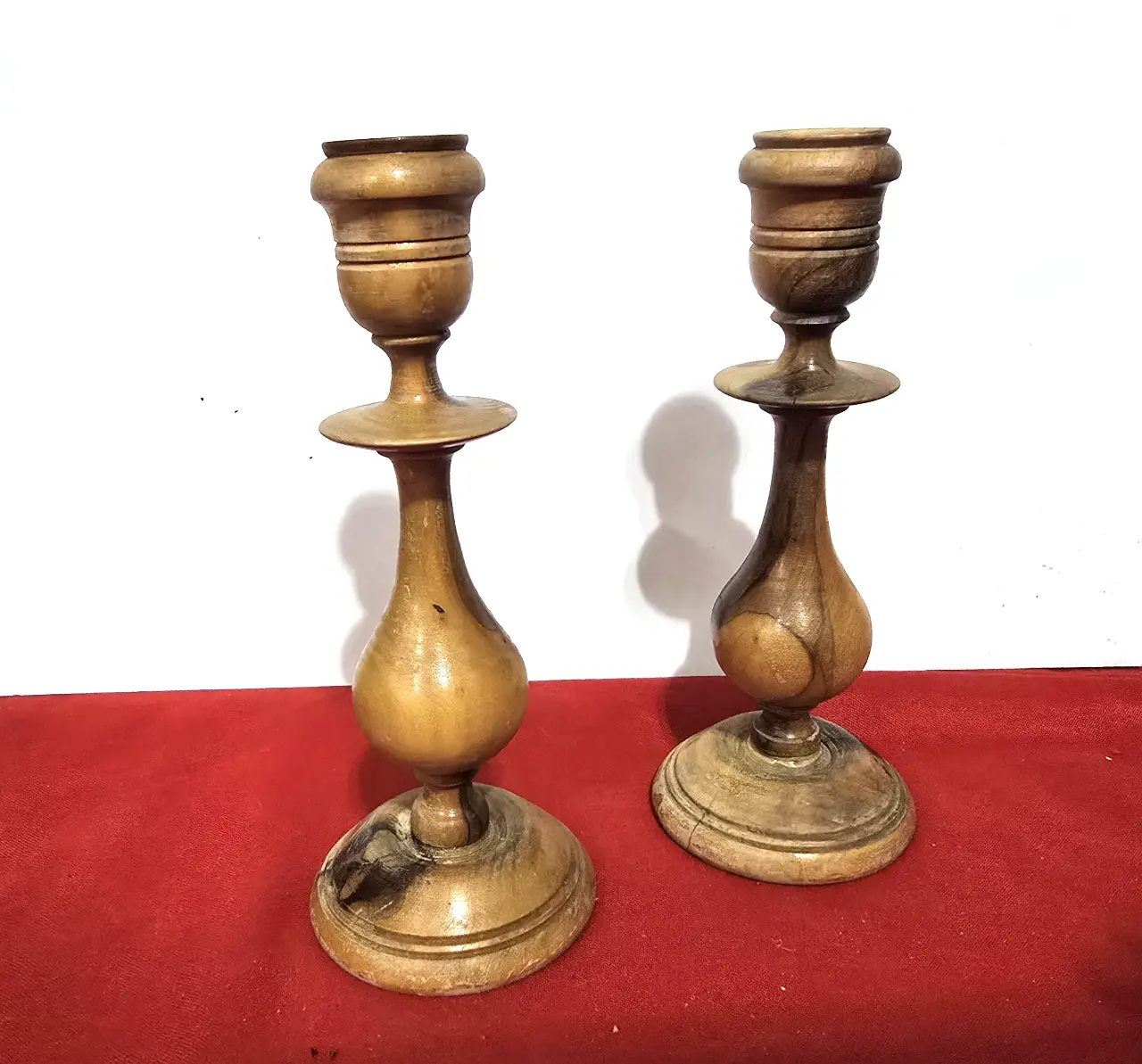 זוג פמוטים ישראלים עשויים עץ זית מצב טוב סימני גיל ושימוש קלים גובה: 15 ס"מ