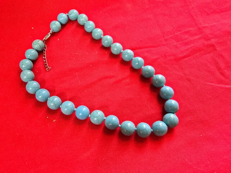 שרשרת עם אבני תורכיז קוטר כך כדור 1.5 ס'מ מחרוזת אבני תורכיז מהממת