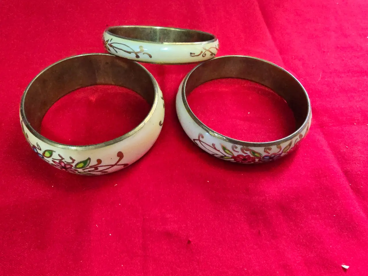 לוט של 3 צמידים צמידי אמייל בדוגמאות של פרחים עשויים מברונזה או פליז ומצופים באמייל