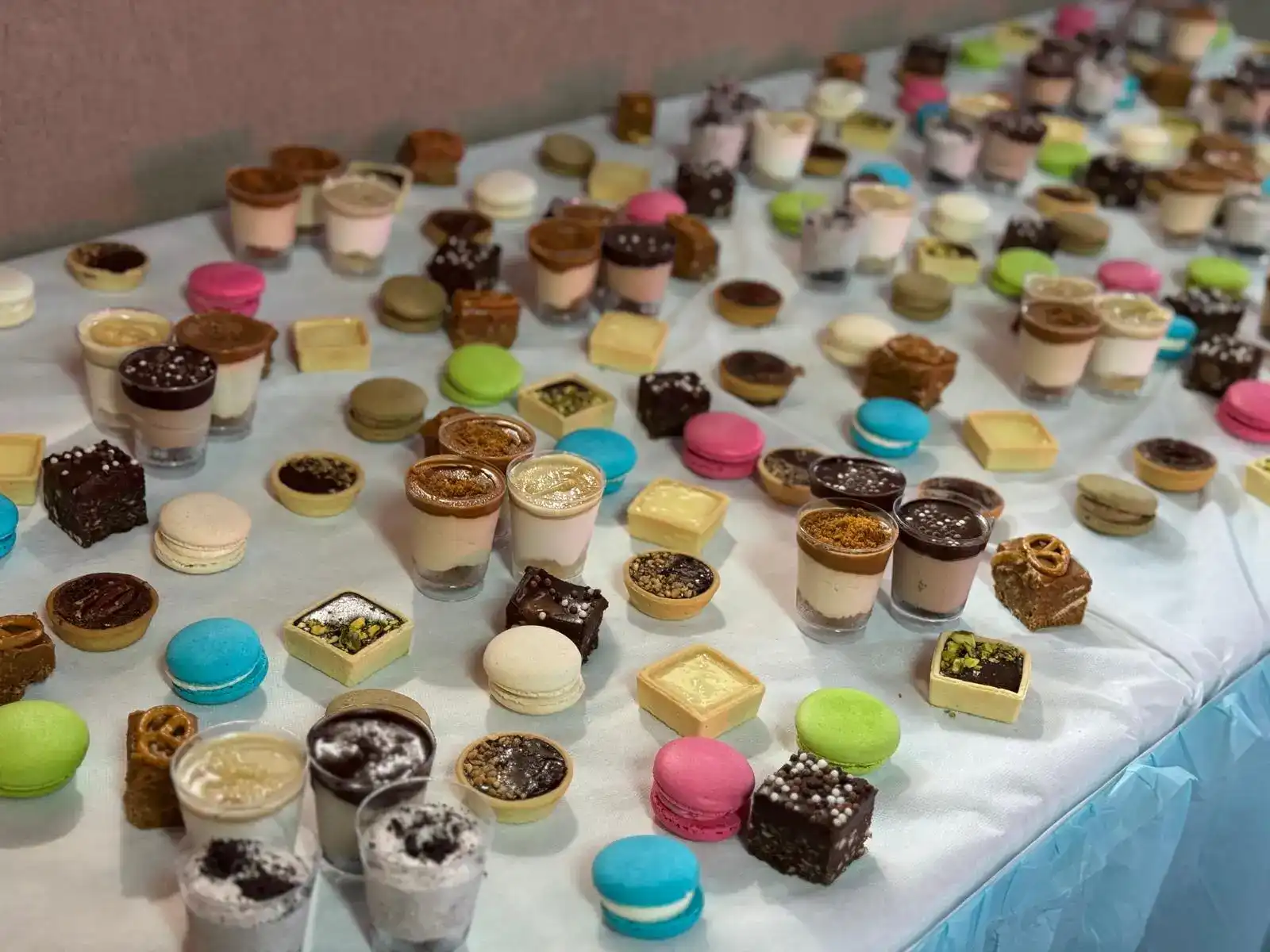 הטרנדים החמים בעולם הקינוחים לאירועים ב-2025