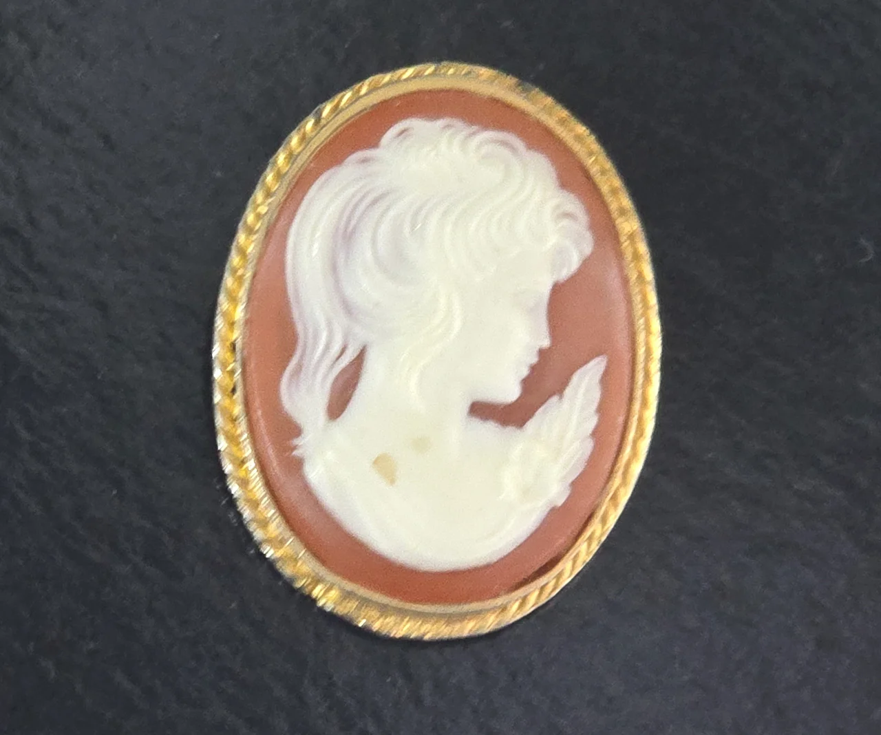 סיכת קמאו אובלית וינט'ג תבליט דמות אישה