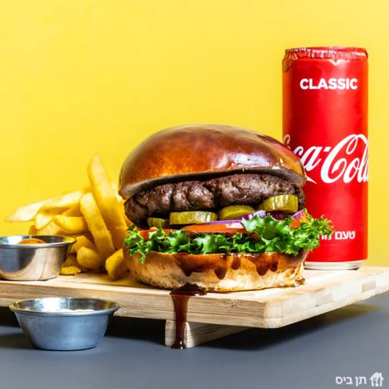 המבורגר 200 גר' + צ'יפס + שתייה