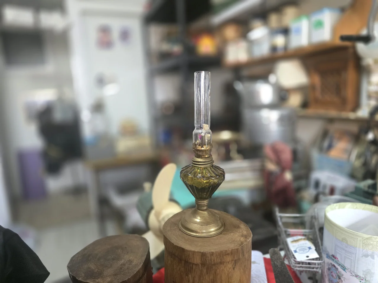 עששית דקורטיבית וינטאג', זכוכית ונחושת, גובה 27 ס"מ