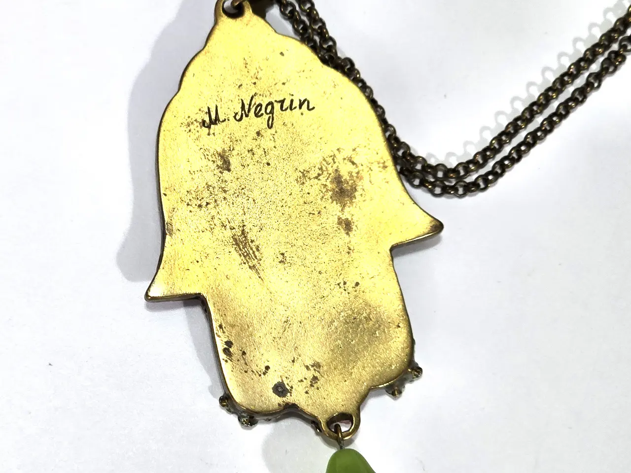 שרשרת עם תליון חמסה של מיכל נגרין התליון עם אמיאל מעוטר בפרחים אבני סברובסקי ובמרכז התליון זוג נההבים מידות בתמונות