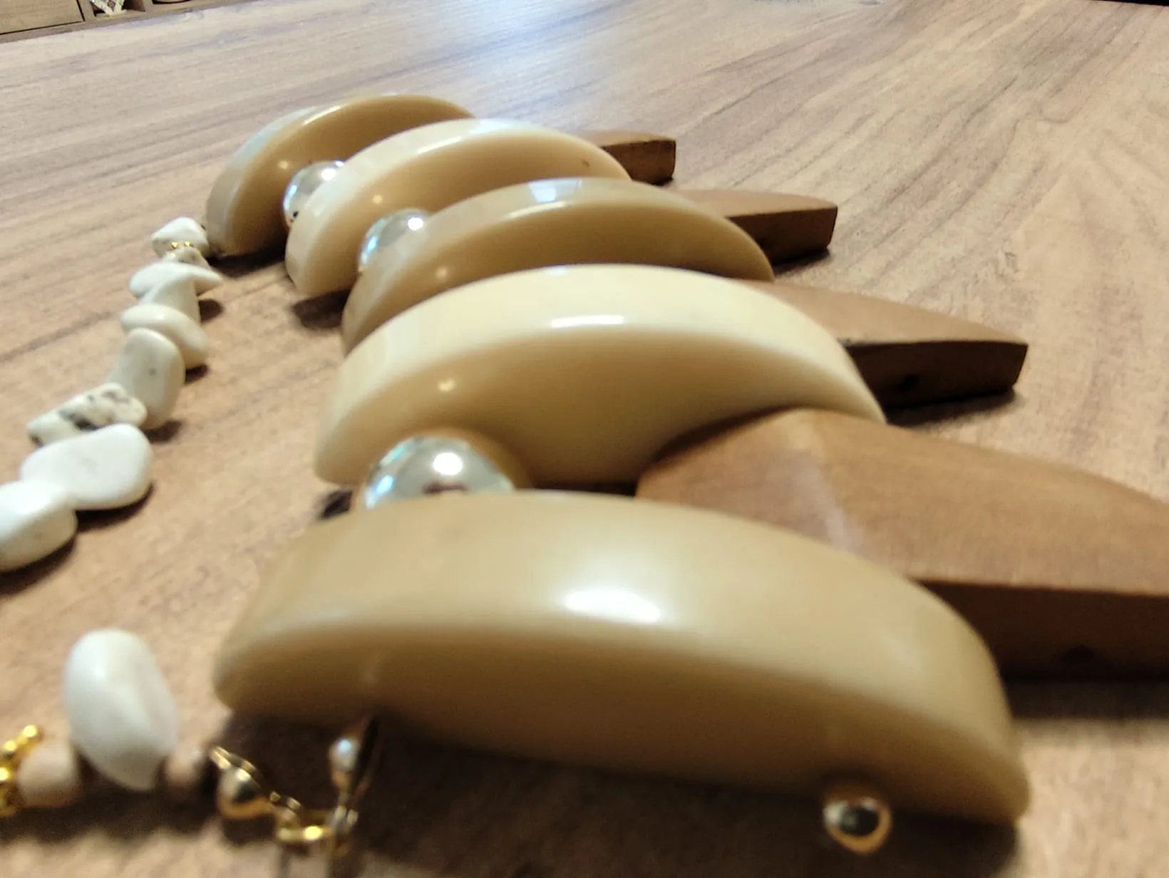 תכשיט עשוי מבקליט עץ ואבן חן