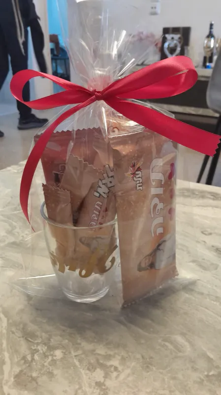 כוס עם שוקולדים ממותגים