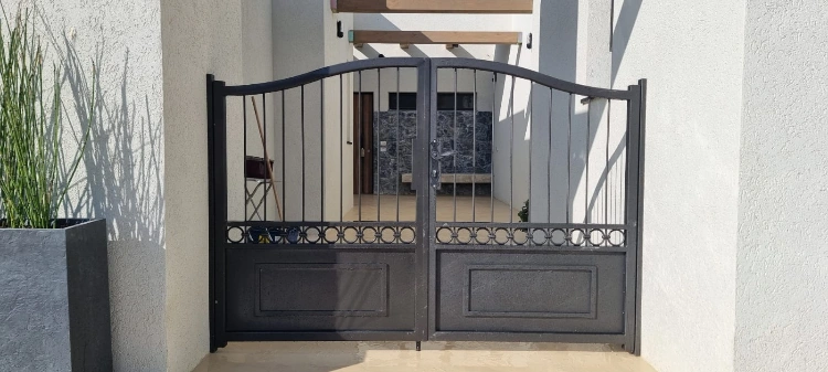 שער כניסה רחב דקורטיבי